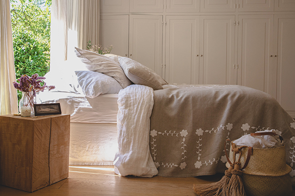 Couvre lit en lin brodé