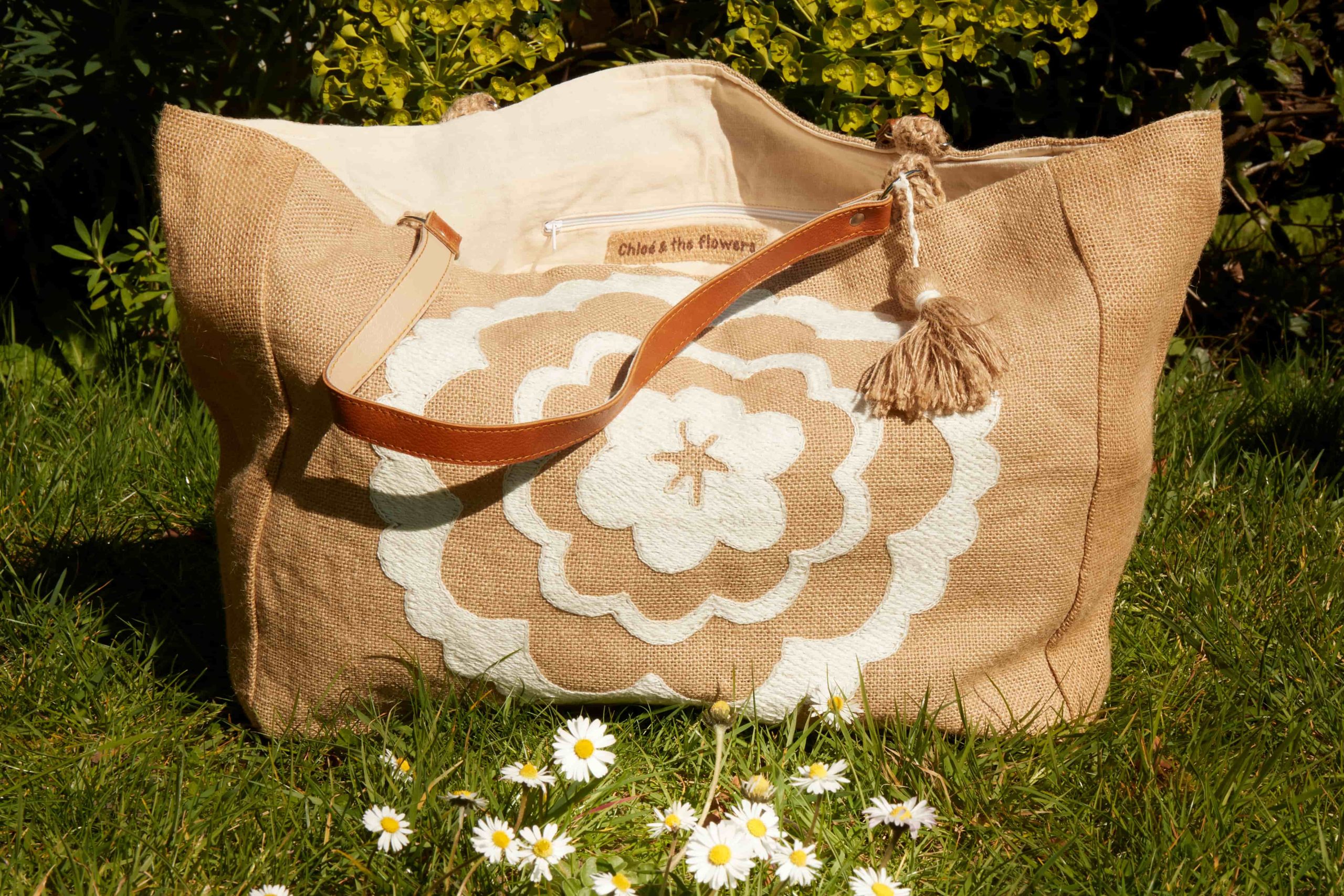 Cabas- Brod?�s ?� la main- en toile de jute - C & the flowers