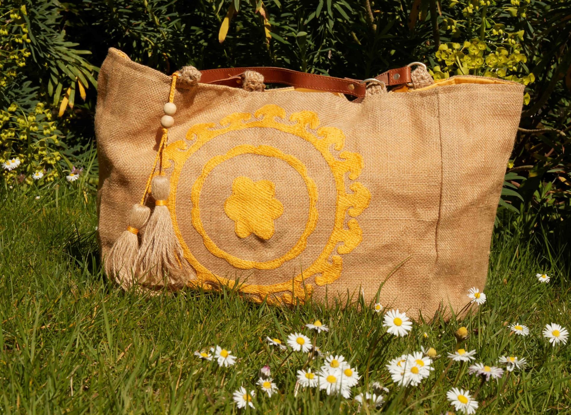 cabas-en-toile-de-jute-brode-jaune cabas en toile de jute broderie jaune