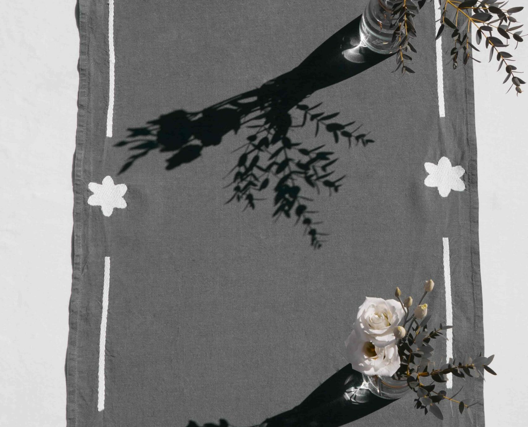 chemin-de-table-lin-brode chemin de table brodé en lin gris anthracite