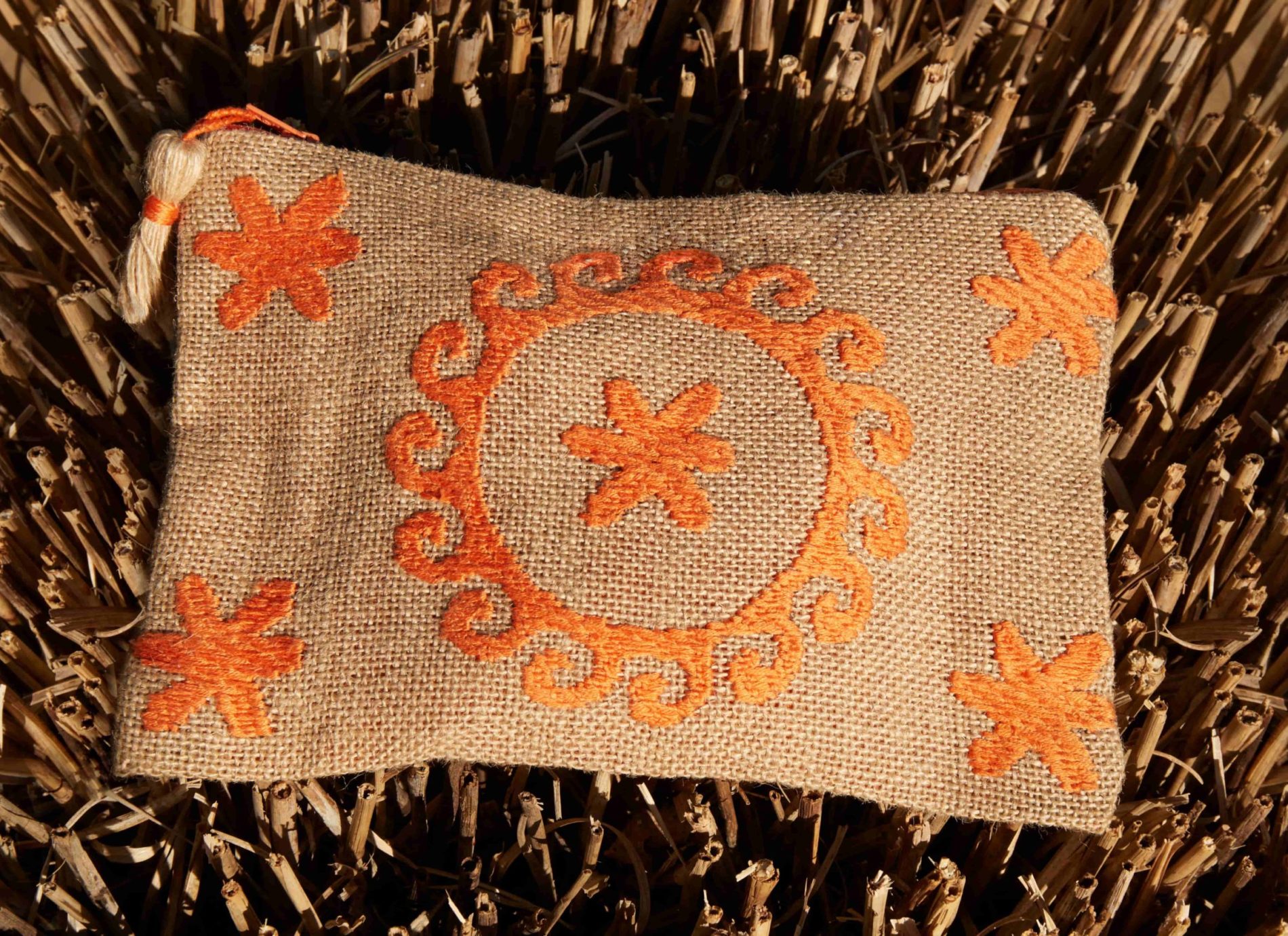 pochette en toile de jute brodé à la main