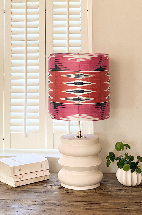 Lampe à poser, abat-jour en ikat, éteinte