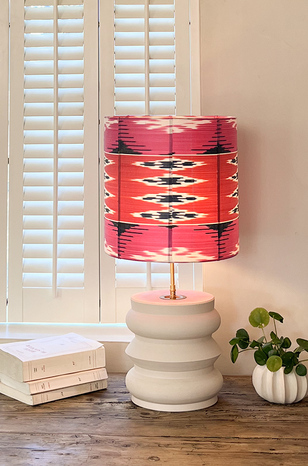 Lampe à poser, abat-jour en ikat