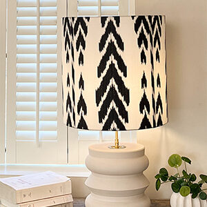 Lampe décorative noir et blanc chic, pièce unique en faïence et soie