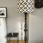 Lampadaire Noir Ikat avec motif losanges