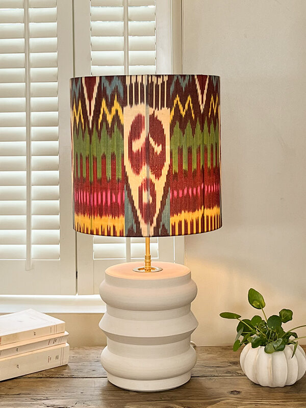 Lampe bohème ethnique avec pied en faïence mat tourné à la main et abat-jour en soie ikat tissée artisanalement