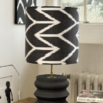 Lampe noire Bongo posée sur un meuble