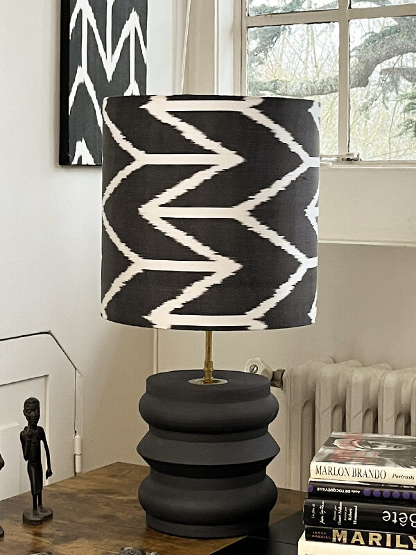Lampe noire Bongo posée sur un meuble