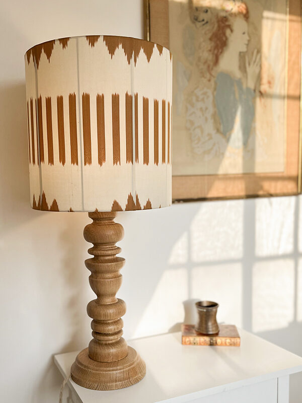 Lampe Désert, Création vintage en bois tourné et soie Ikat