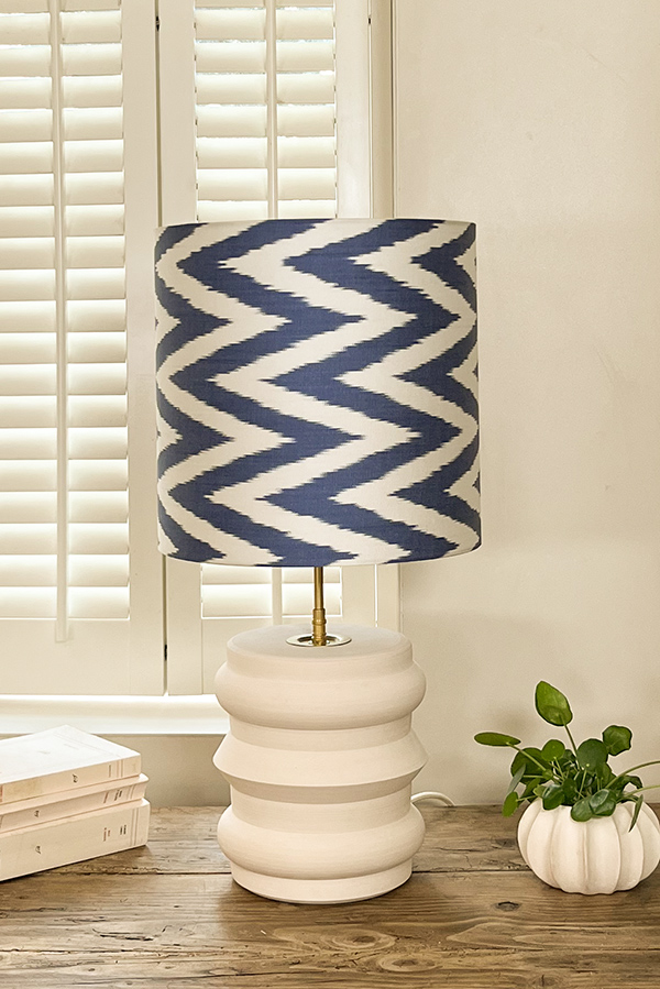 Lampe de chevet bleue, motifs chevrons