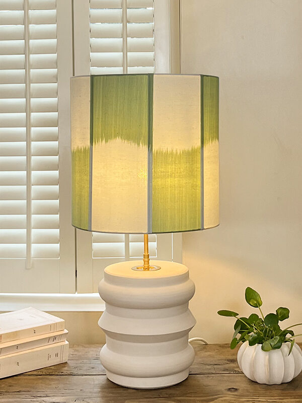 Lampe de table déco chic installée dans un intérieur lumineux – pièce unique et artisanale C & the flowers