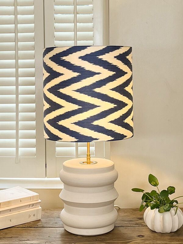 Lampe de chevet bleue Lagoon allumée avec abat-jour chevron en soie ikat