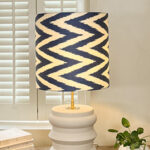 Lampe de chevet bleue, motifs chevrons blanc et bleue