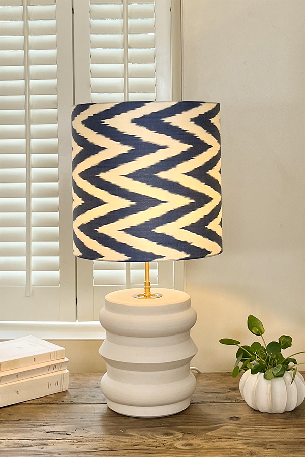 Lagoon, Lampe de chevet bleue, motifs chevrons bleue et blanc