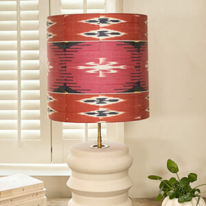 Lampe céramique éteinte avec abat-jour en ikat rose et rouge