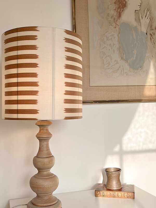 lampe vintage en bois tourné, abat jour ivoire et camel