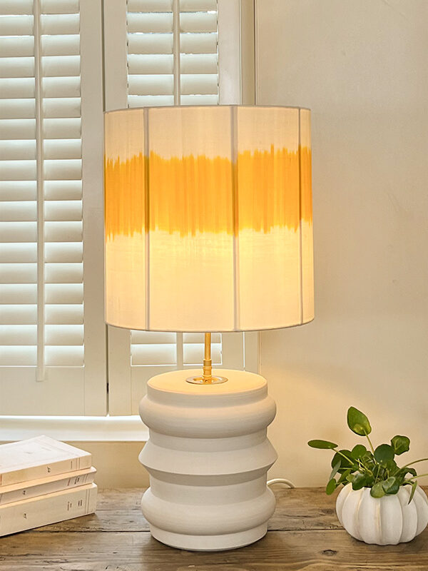 Lampe de table déco chic avec abat-jour en ikat de soie et pied en faïence mate tournée à la main – modèle Narcisse par C & the flowers