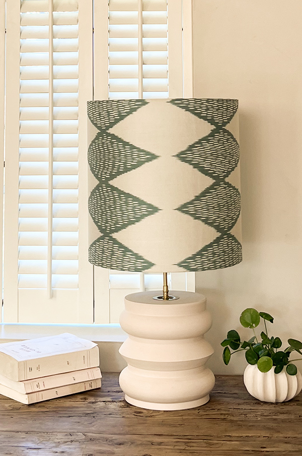 Jade - lampe en faïence, abat-jour en ikat