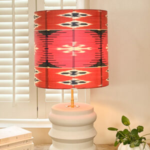 Lampe céramique allumée avec abat-jour en soie rose et prune