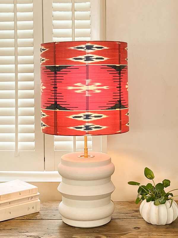 Lampe céramique allumée avec abat-jour en soie rose et prune