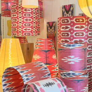 Abat-jours en soie ikat rose et rouge – Collection C & the flowers