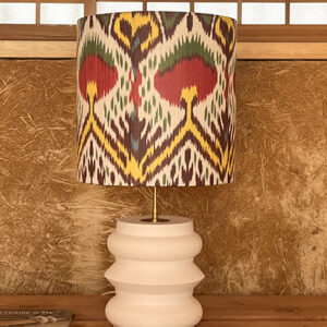 Lampe avec un abat-jour ethnique