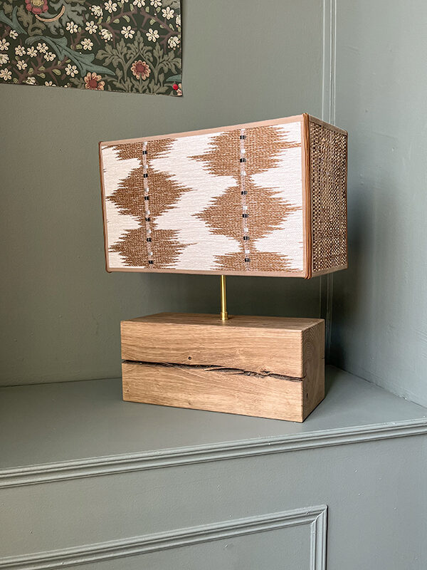 Mise en ambiance de la lampe en bois massif Écorce, parfaite pour un décor organique.