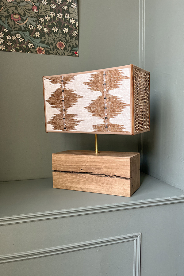 Mise en ambiance de la lampe en bois massif Écorce, parfaite pour un décor organique.
