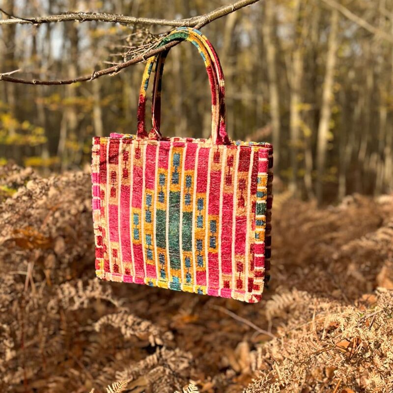 Cabas bohème BOIS DE ROSE en velours de soie dans la forêt à l’automne