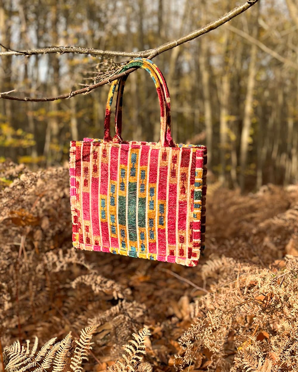 Cabas bohème BOIS DE ROSE en velours de soie dans la forêt à l’automne