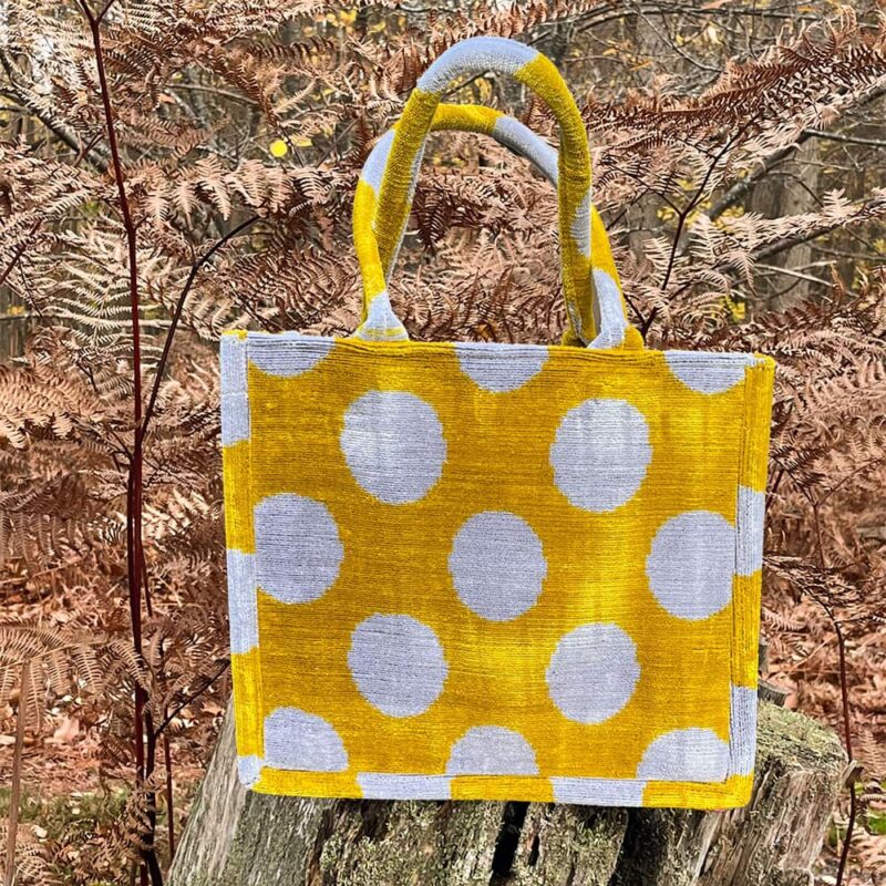 Cabas bohème chic NIFTY en velours de soie sur des feuilles en forêt à l’automne