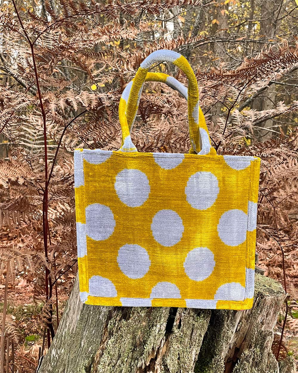 Cabas bohème chic NIFTY en velours de soie sur des feuilles en forêt à l’automne