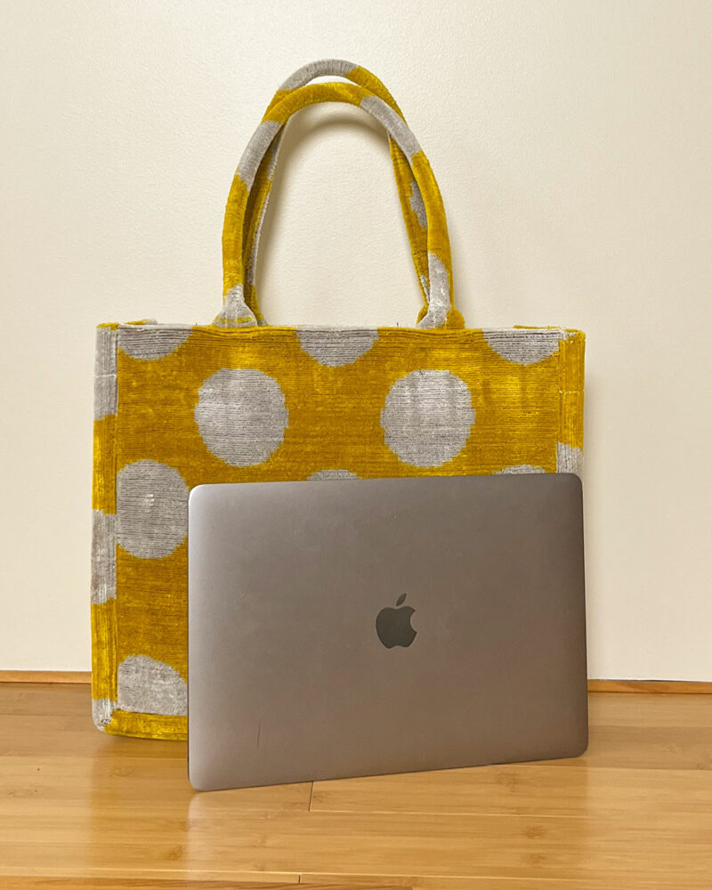 Cabas bohème chic NIFTY en velours de soie avec un MacBook, démonstration de capacité