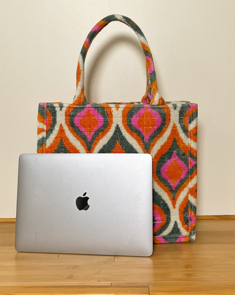 Cabas en velours Boho rose orangé contenant un ordinateur portable MacBook