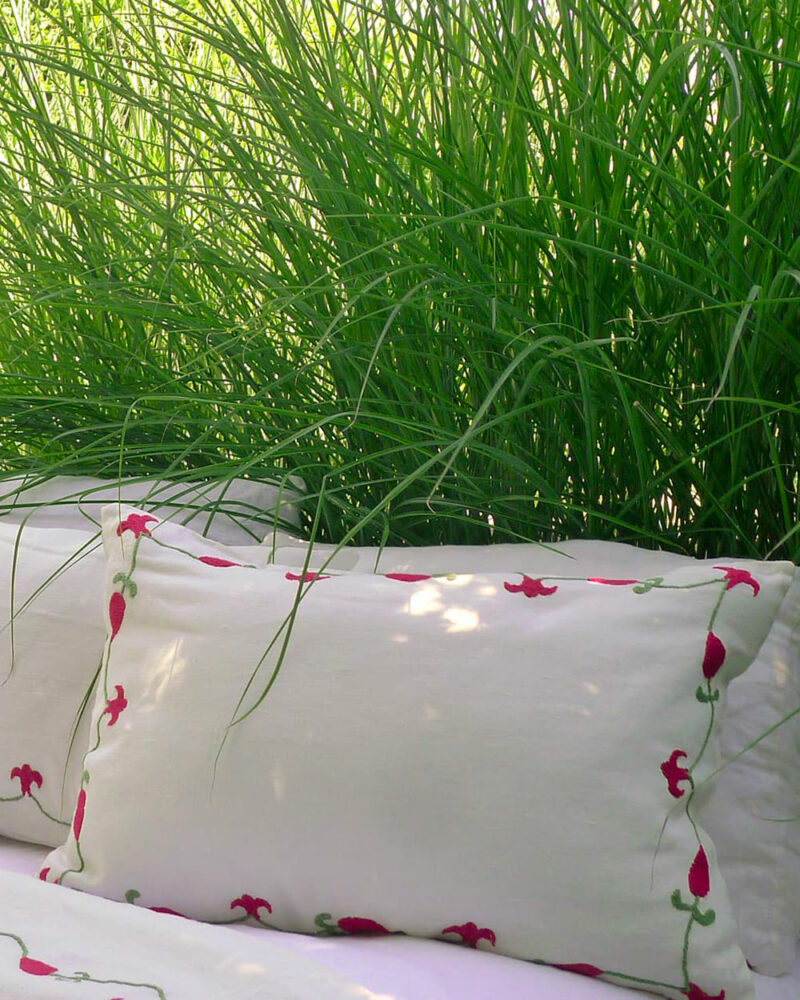 Coussin bohème chic ANOR rectangulaire, pièce artisanale en lin ivoire brodé main avec motifs floraux.