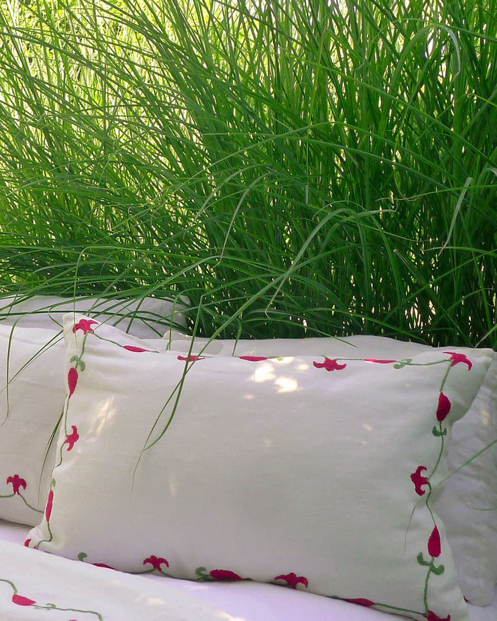 Coussin bohème chic ANOR rectangulaire, pièce artisanale en lin ivoire brodé main avec motifs floraux.