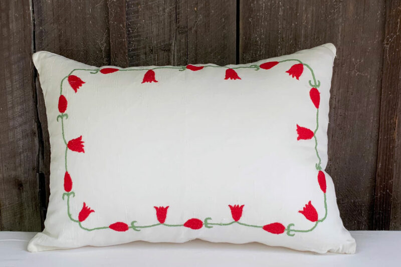 Coussin Bahor rectangulaire en lin ivoire, brodé main en Ouzbékistan. Un coussin ethnique chic artisanal qui apporte couleur et élégance bohème à votre intérieur.