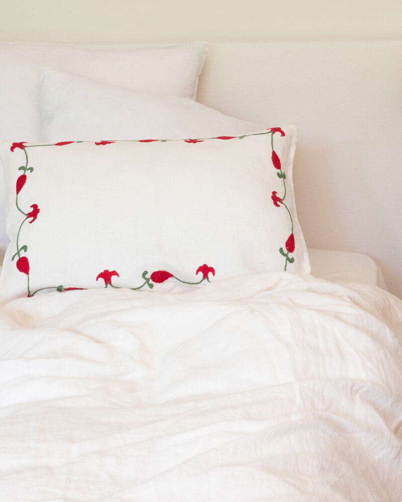 Coussin ANOR rectangulaire en lin ivoire brodé main, coussin bohème chic artisanal et coloré.