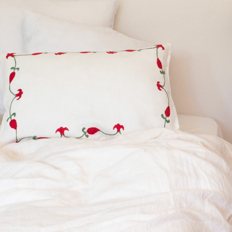 Coussin ANOR rectangulaire en lin ivoire brodé main, coussin bohème chic artisanal et coloré.