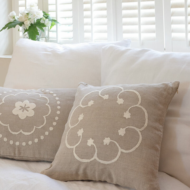 Coussin carré SOZANA 45×45 en lin beige brodé écru, décoration campagne chic et shabby chic.