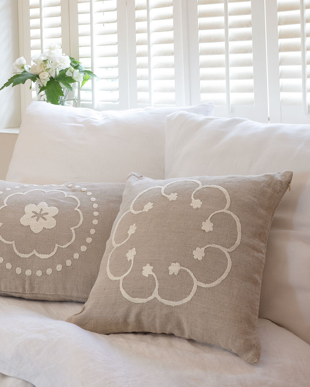 Coussin carré SOZANA 45×45 en lin beige brodé écru, décoration campagne chic et shabby chic.