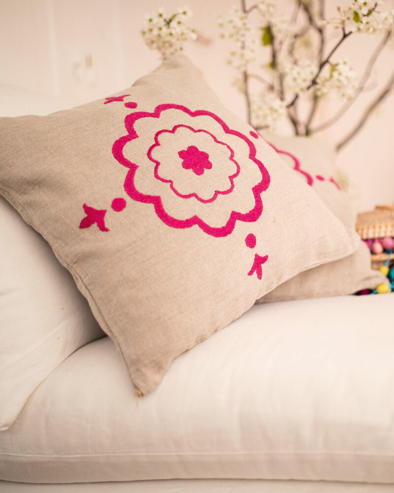 Coussin décoratif en lin NIYAT carré 45x45, brodé rose-framboise – style maison de campagne chic