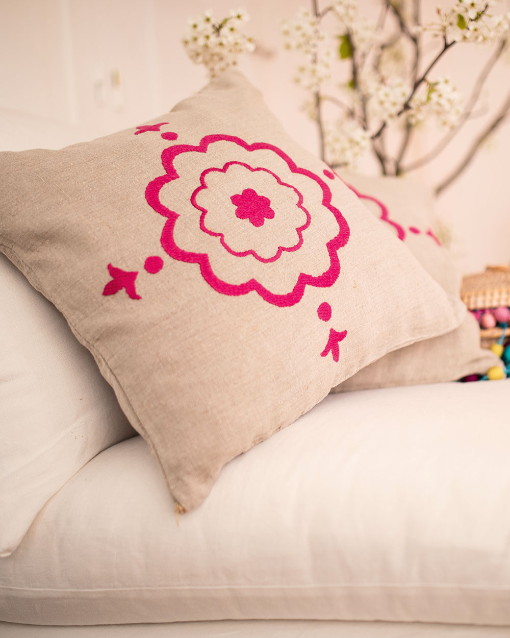 Coussin décoratif en lin NIYAT carré 45x45, brodé rose-framboise – style maison de campagne chic