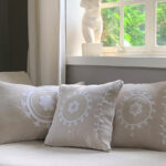 Coussin SHAKLI carré en lin beige brodé blanc 45×45, décoration élégante style campagne chic.