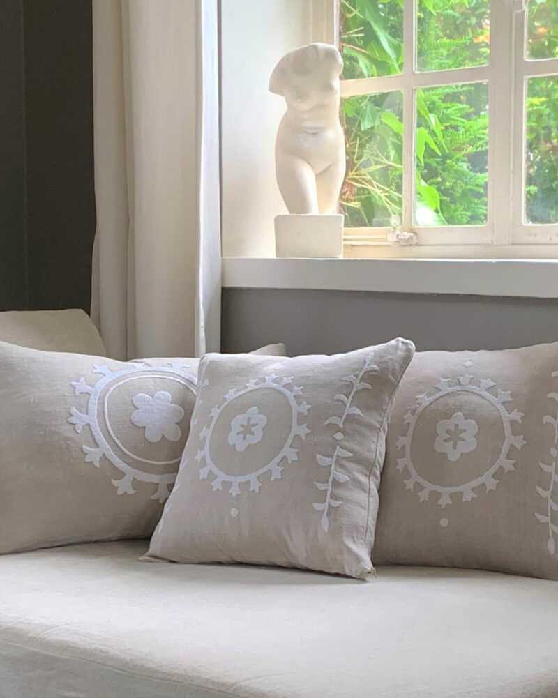 Coussin SHAKLI carré en lin beige brodé blanc 45×45, décoration élégante style campagne chic.