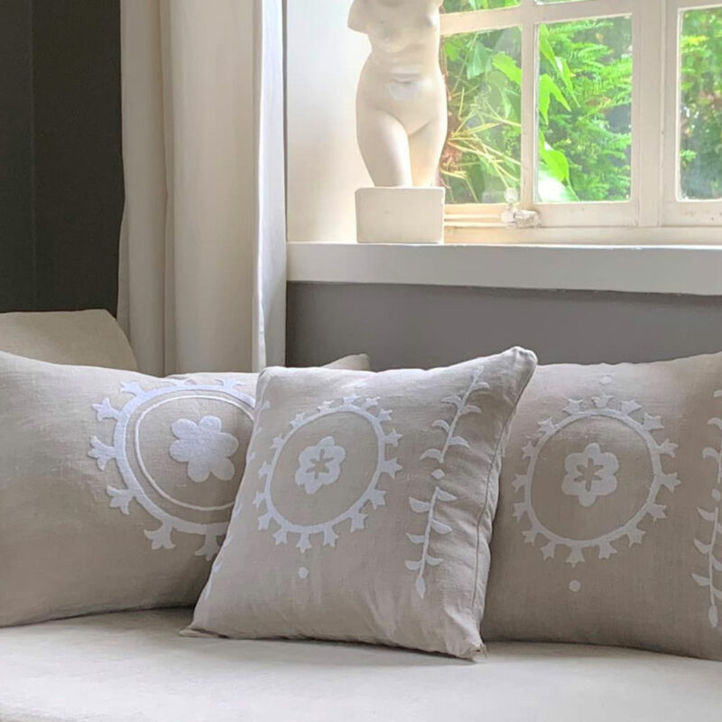 Coussin SHAKLI carré en lin beige brodé blanc 45×45, décoration élégante style campagne chic.