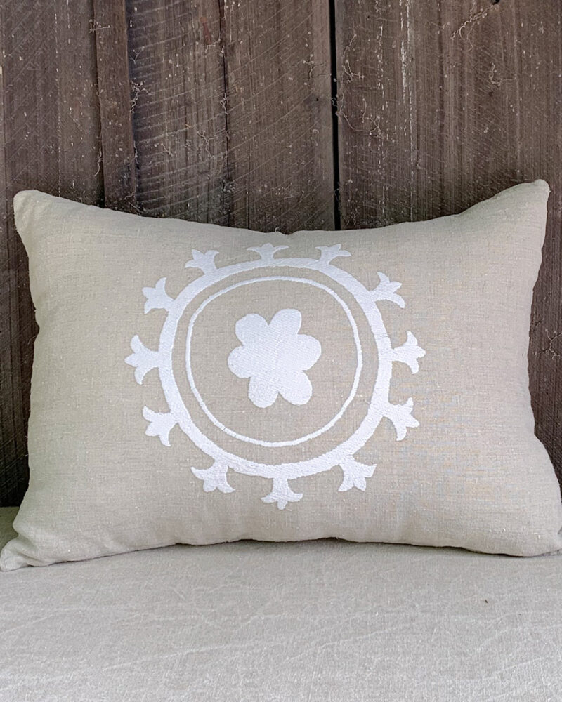 Coussin SHAKLI rectangulaire en lin beige brodé blanc 60×40, décoration maison de campagne élégante.