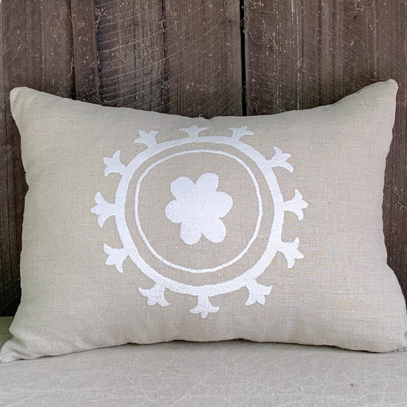 Coussin SHAKLI rectangulaire en lin beige brodé blanc 60×40, décoration maison de campagne élégante.
