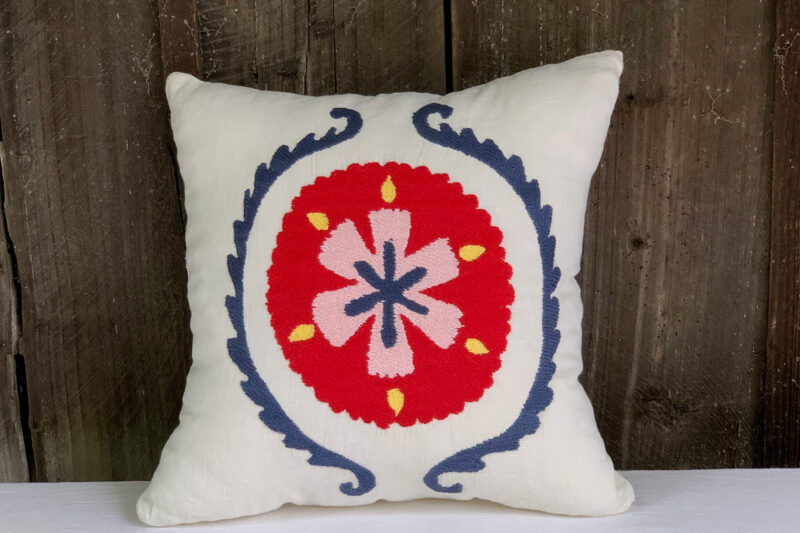 Coussin Bahor carré 45x45 en lin ivoire brodé main, coussin ethnique chic artisanal au style bohème chic.