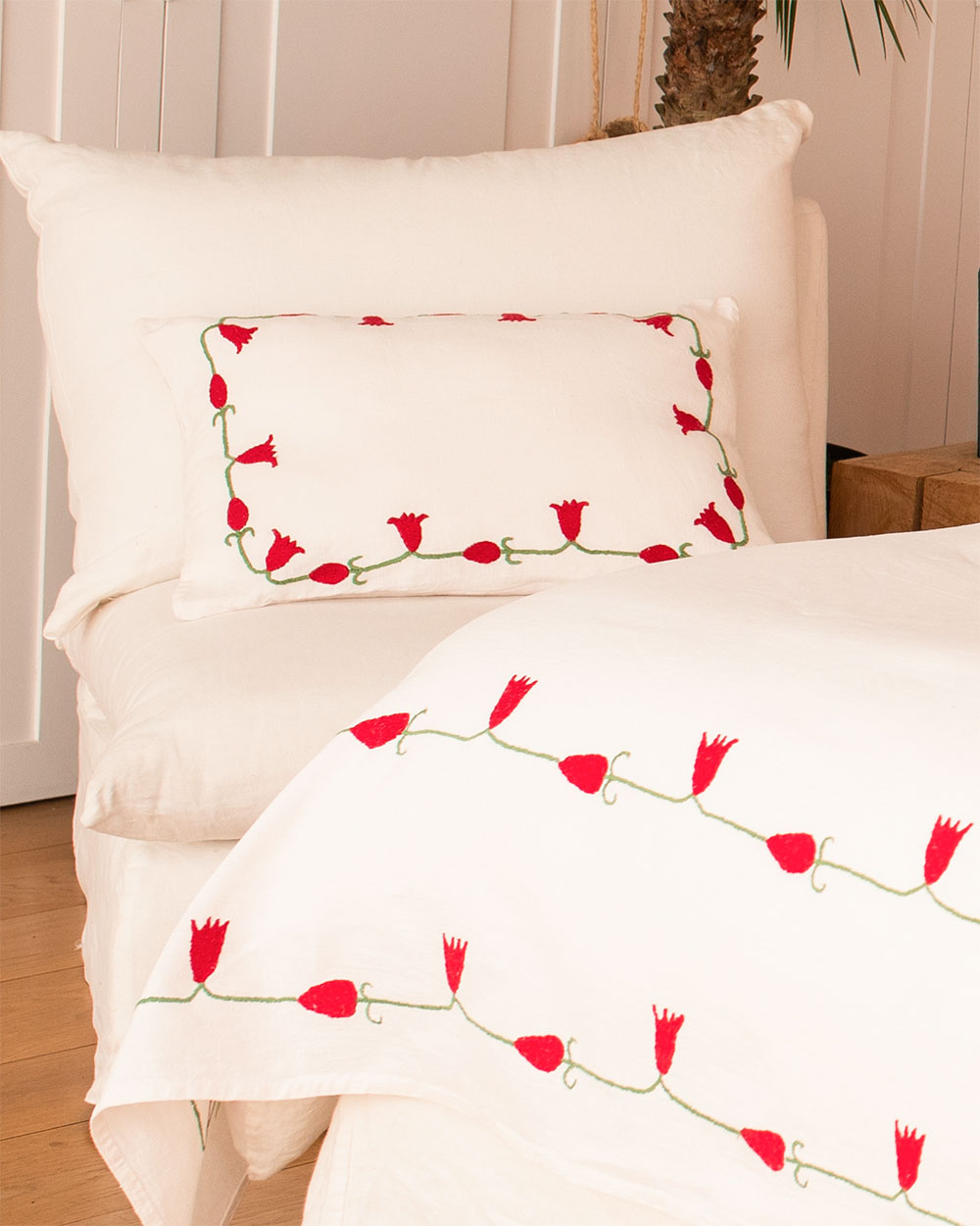 Coussin Bahor rectangulaire en lin ivoire, brodé main avec motifs floraux colorés, style ethnique chic.